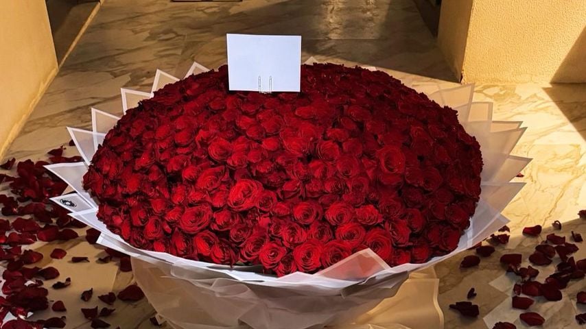 Kim Virginia Grey zeigt ihr Rosenbouquet