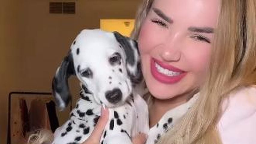Kim Virginia Hartung mit einem ihrer Dalmatinerwelpen, Oktober 2025