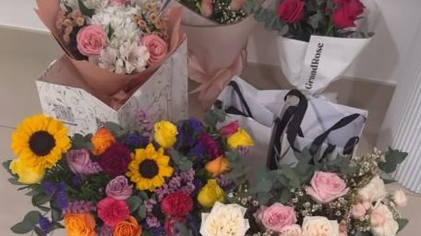 Kim Virginia zeigt die Blumensträuße ihrer Freunde