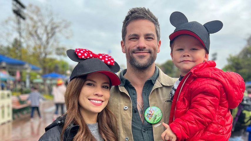 Kimberly Daugherty und Brant Daugherty mit ihrem Kind