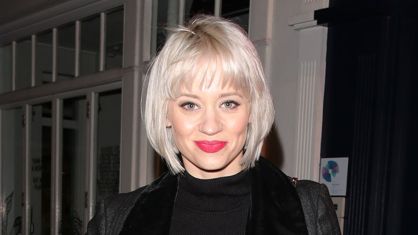 Kimberley Wyatt im Silberkleid