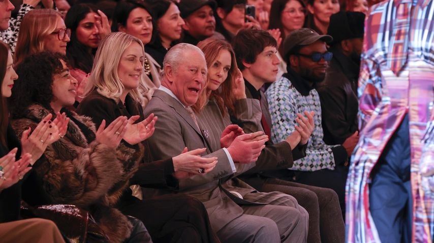 König Charles III. applaudiert bei der London Fashion Week im Newgen 180 The Strand