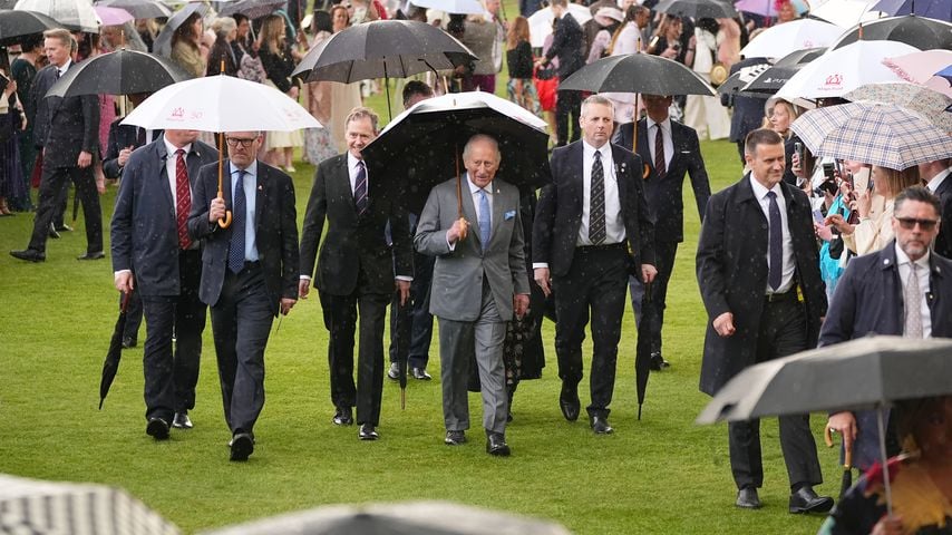 Ohne Camilla: König Charles trotzt Regen bei Gartenparty
