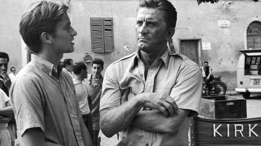 Kirk Douglas mit seinem Sohn Michael am Set von "Der Schatten des Giganten" 1965