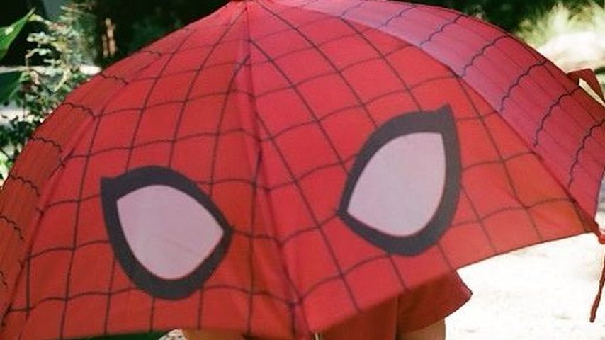 Kirsten Dunsts Sohn James unter einem Spider-Man-Schirm versteckt