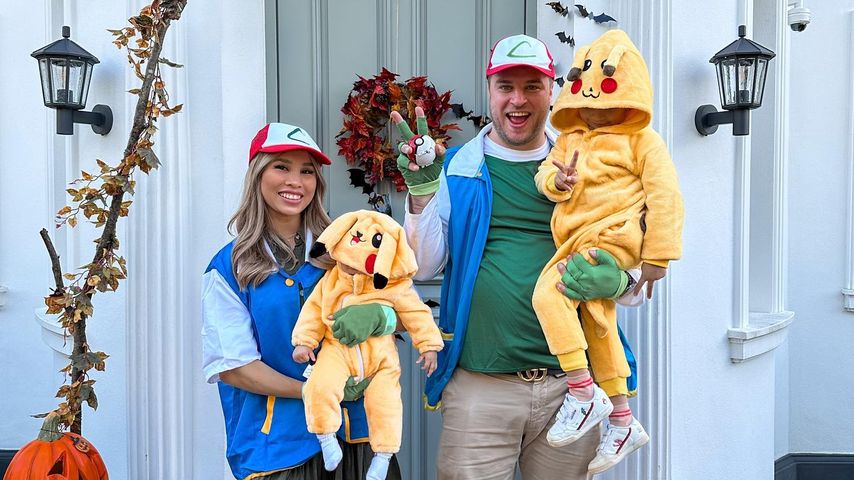 Kisu und Kevin Tewe mit ihren Töchtern an Halloween 2023