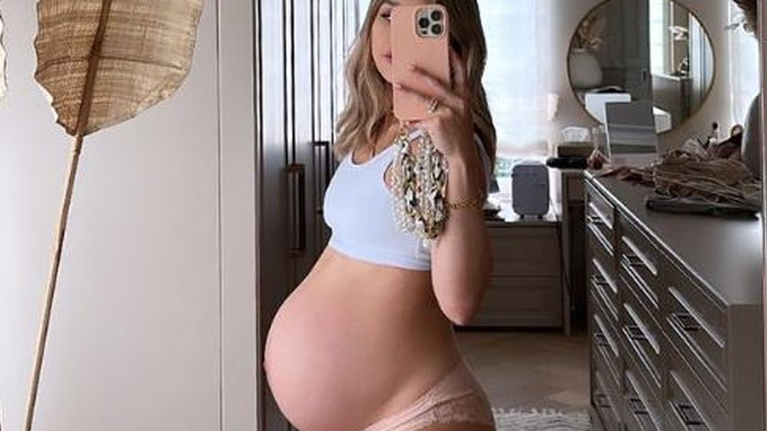 Endspurt! Hochschwangere Kisu zeigt Babybauch in Unterwäsche