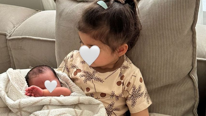 Kisus Tochter Milena hält ihre Schwester im Arm