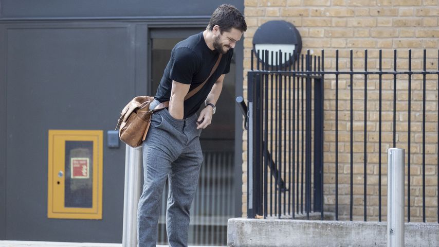 Huch! GoT-Star Kit Harington fasst sich in den Schritt