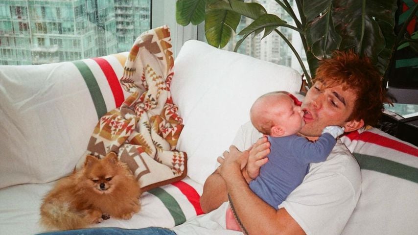 Niedliches Kuschelfoto: KJ Apa ganz vernarrt in sein Baby