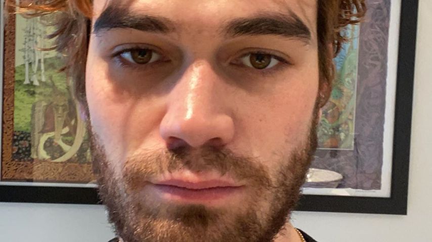 "Riverdale"-Star KJ Apa amüsiert Fans mit Bart-Experiment