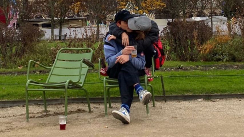 Frühlingsgefühle: Wen küsst "Riverdale"-Star KJ Apa hier?