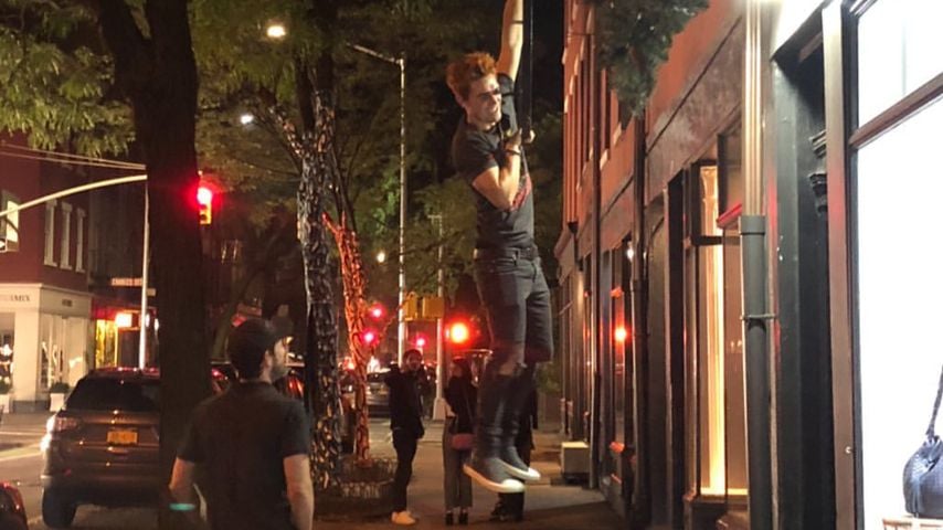 Luke Perry (l.) und KJ Apa in New York