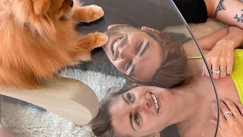 KJ Apa und Clara Berry mit ihrem Hund