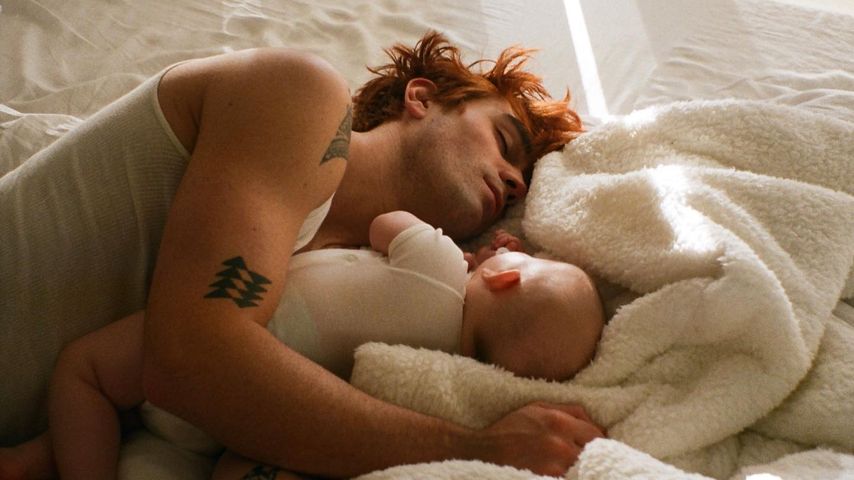 Niedliche Bilder von "Riverdale"-Star KJ Apa und seinem Sohn