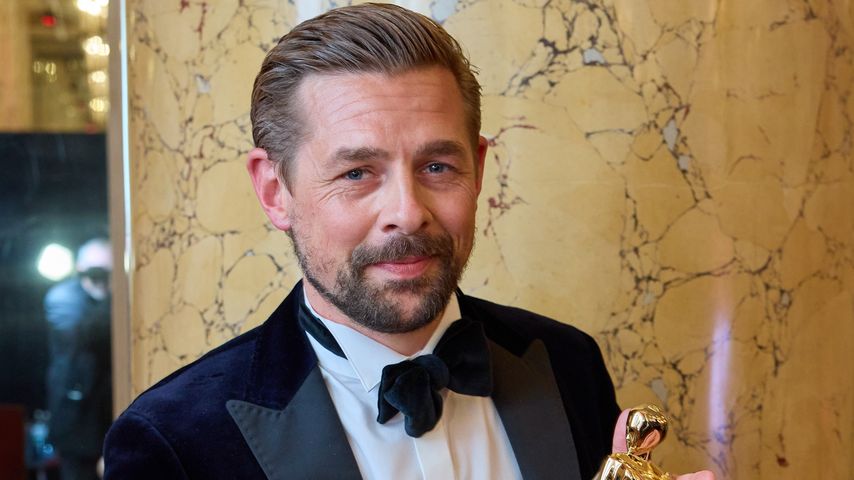 Klaas Heufer-Umlauf mit seiner Romy für die Kategorie "Show"