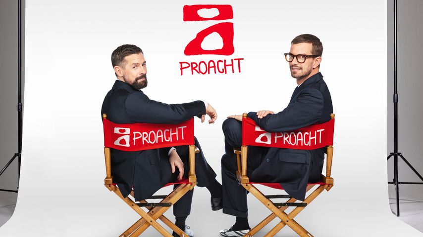 Klaas Heufer-Umlauf und Joko Winterscheidt mit dem ProAcht-Logo