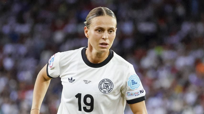 Klara Bühl, Fußballspielerin