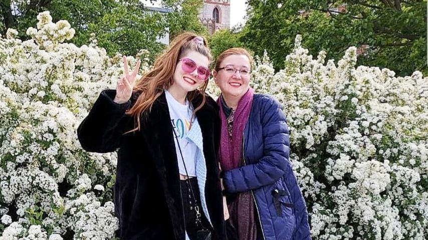 Klaudia Giez mit ihrer Mutter im Mai 2020