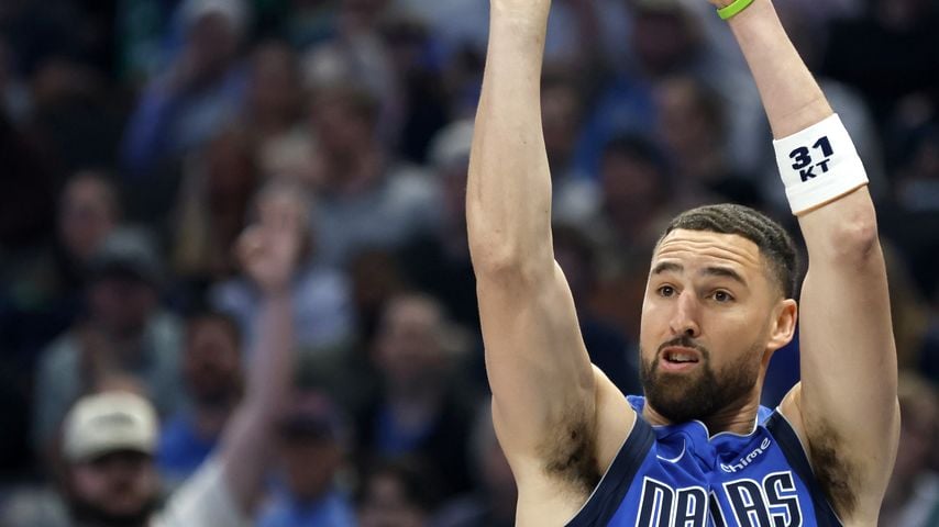 Klay Thompson trifft einen Wurf für die Dallas Mavericks gegen die Sacramento Kings in Dallas.