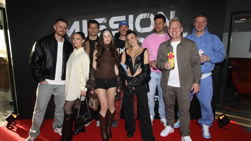 Knossalla und ein Teil des Casts von Mission Unknown: The Unexpected in Köln