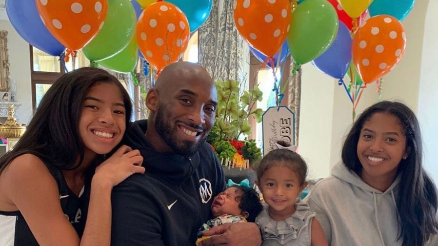 Kobe Bryant inmitten seiner Töchter