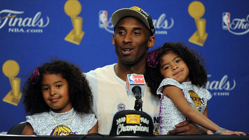 Kobe Bryant mit seinen Töchtern Natalia und Gianna, Juni 2010