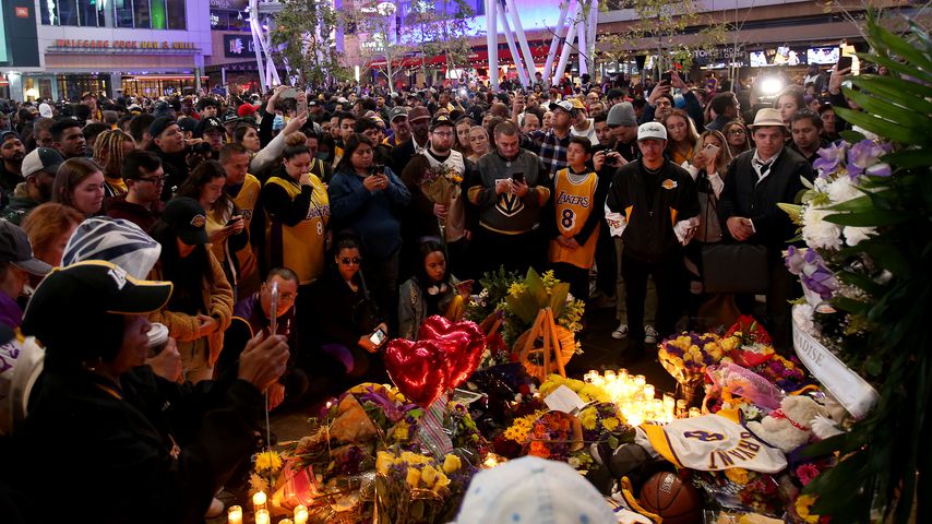 Kobe Bryants Fans am Staples Center in Los Angeles