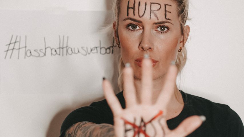 So geht "Köln 50667"-Star Pia Tillmann mit Hass im Netz um!