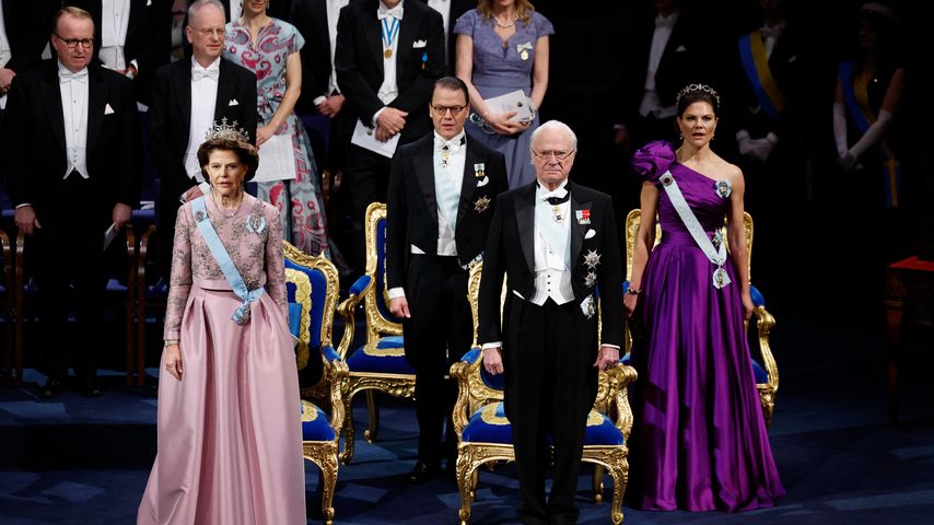 Kölnigin Silvia, prinz Daniel, König Carl Gustaf und Prinzessin Victoria beim Nobelpreis 2023