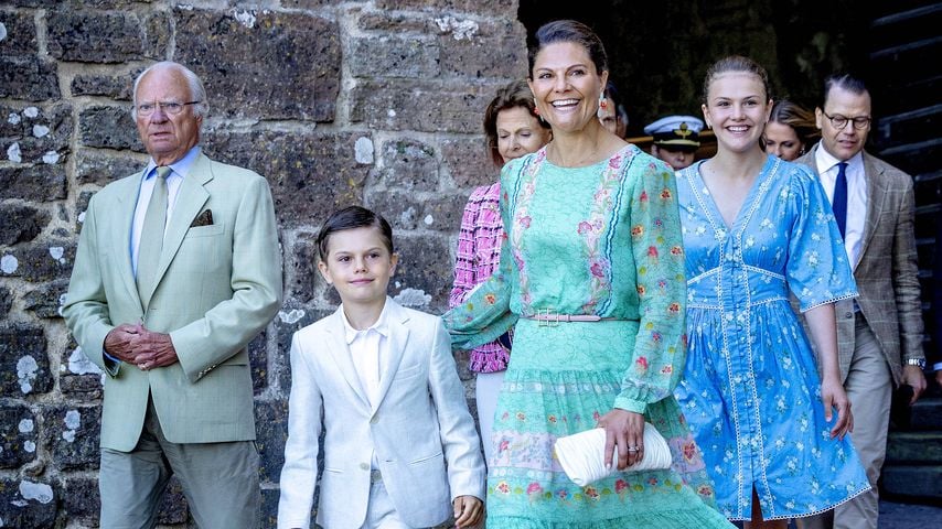 König Carl Gustaf, Prinz Daniel, Kronprinzessin Victoria, Prinz Oscar und Prinzessin Estelle beim Geburtstagskonzert in Borgholm am 14.07.2025