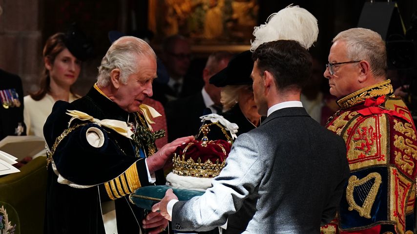 König Charles wurde schottische Krone und Zepter überreicht