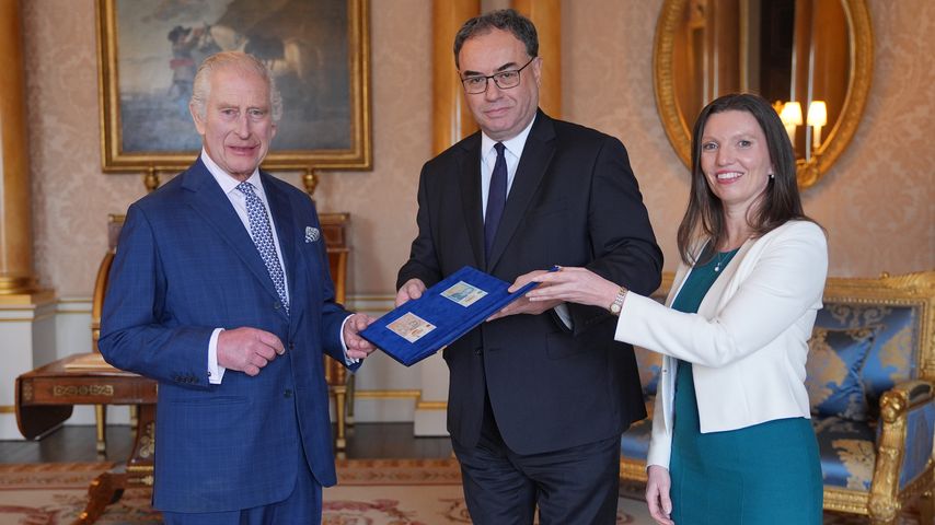 Neue Banknoten und Hochzeitstag: König Charles in Feierlaune