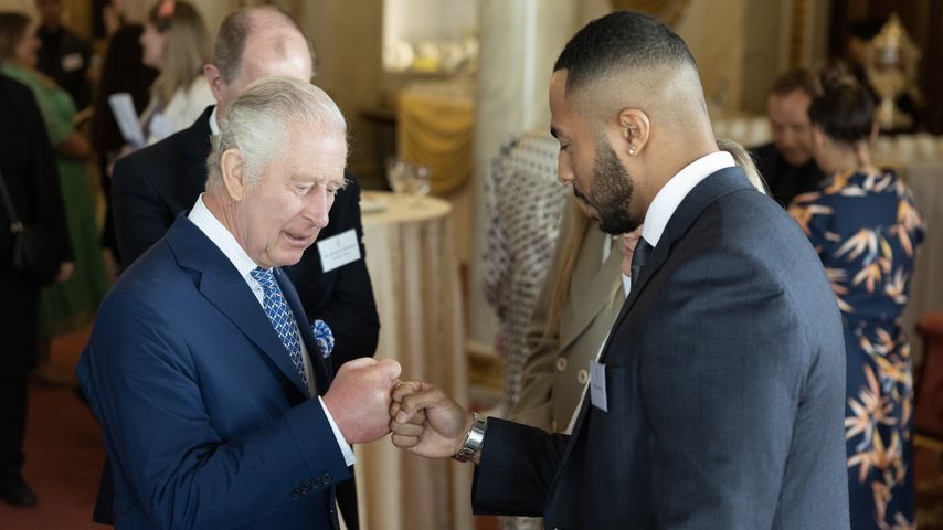König Charles verteilt Faustchecks und Küsse an seine Gäste!