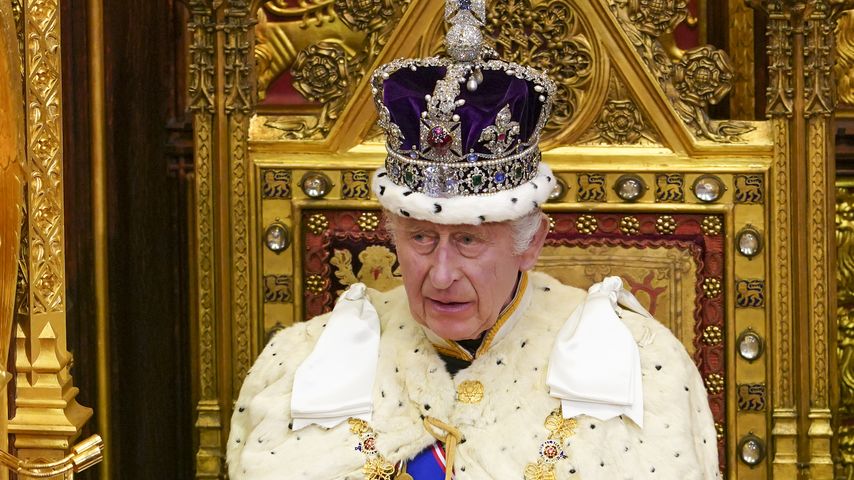 König Charles ehrt verstorbene Queen bei Parlamentseröffnung