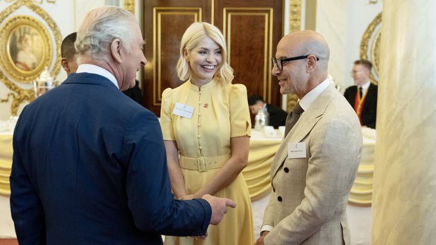 König Charles, Holly Willoughby und Stanley Tucci im Buckingham Palace