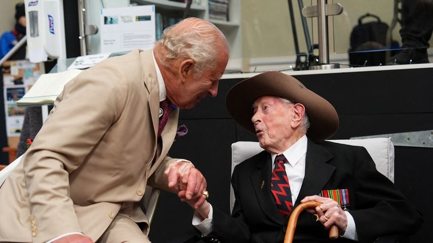 König Charles III trifft den Burma-Veteranen James Fenton bei Heroes On The Water Isle of Man in Port Soderick