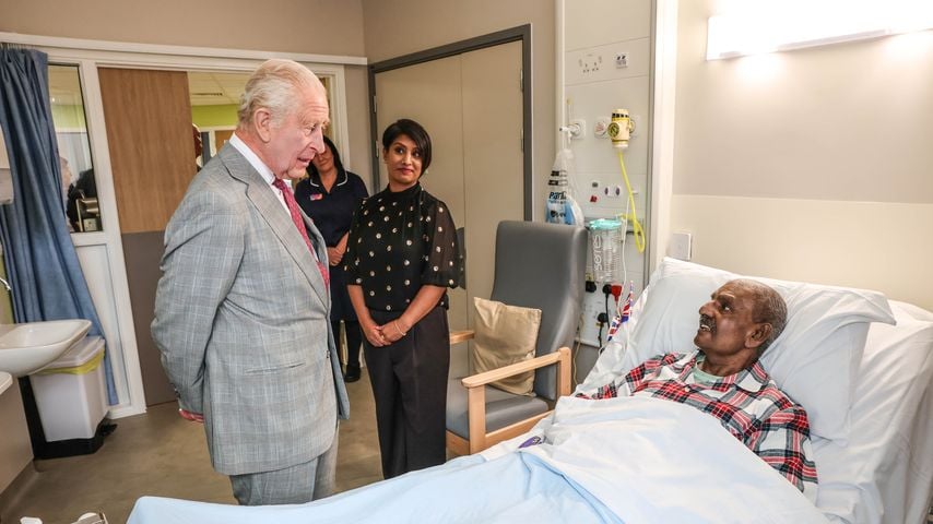 König Charles III. mit dem Patienten Matthew Shinda