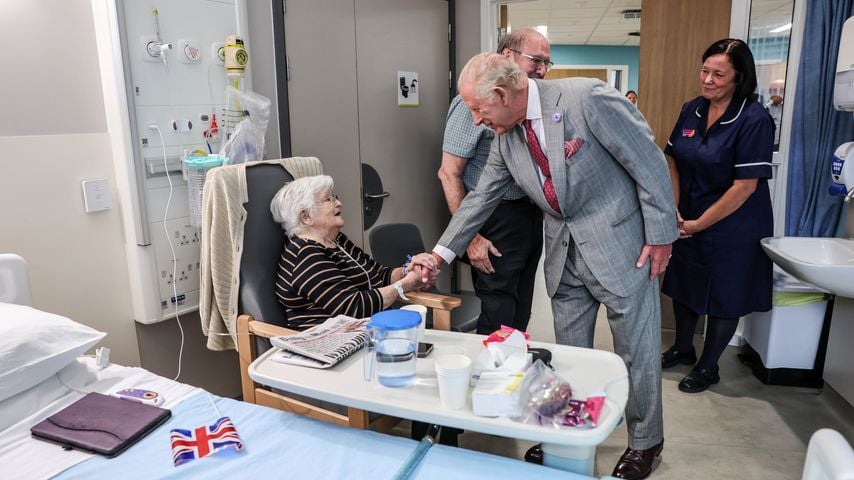 König Charles III. mit Patientin Jacqueline Page