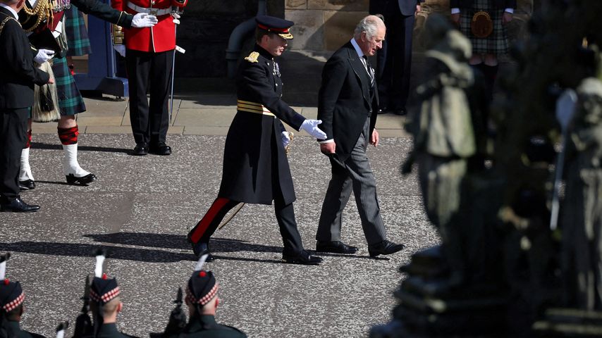 König Charles III. am Holyrood Palace in Edinburgh, Schottland