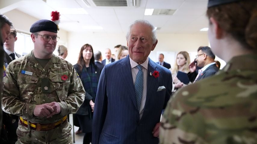 König Charles III. spricht mit Militärangehörigen in London 2025