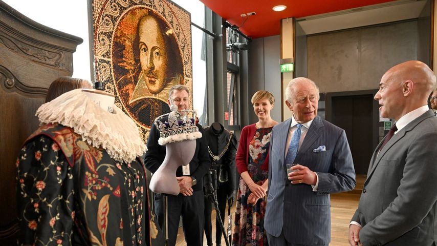 König Charles III. spricht mit Daniel Evans während einer Kostümpause bei der RSC-Aufführung von "The Tempest" in Stratford-upon-Avon