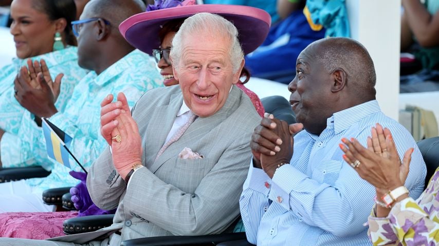 König Charles III. spricht mit dem bahamaischen Premierminister Philip Davis bei einem Besuch in Nassau