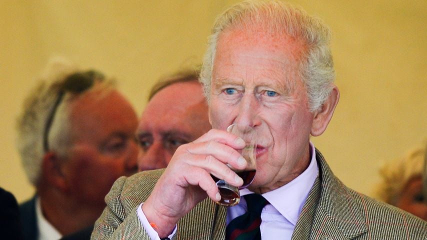 König Charles III genießt einen Dram bei den Mey Highland Games in John O'Groats