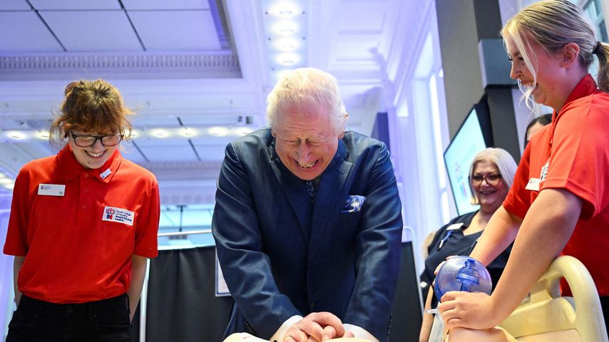 König Charles III. im März 2025 bei einem Erste-Hilfe-Kurs