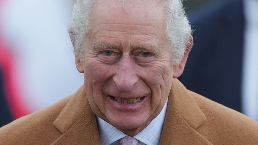 König Charles III. auf dem Weg zum Sonntagsgottesdienst