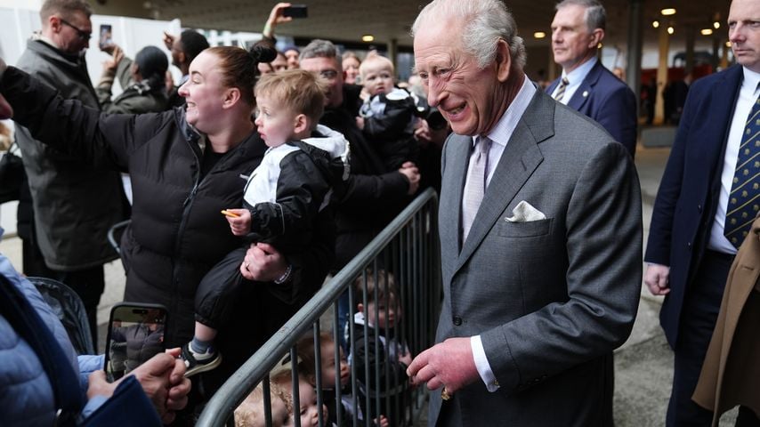 König Charles III. trifft Sympathisanten nach seinem Besuch der Aviva Studios in Manchester