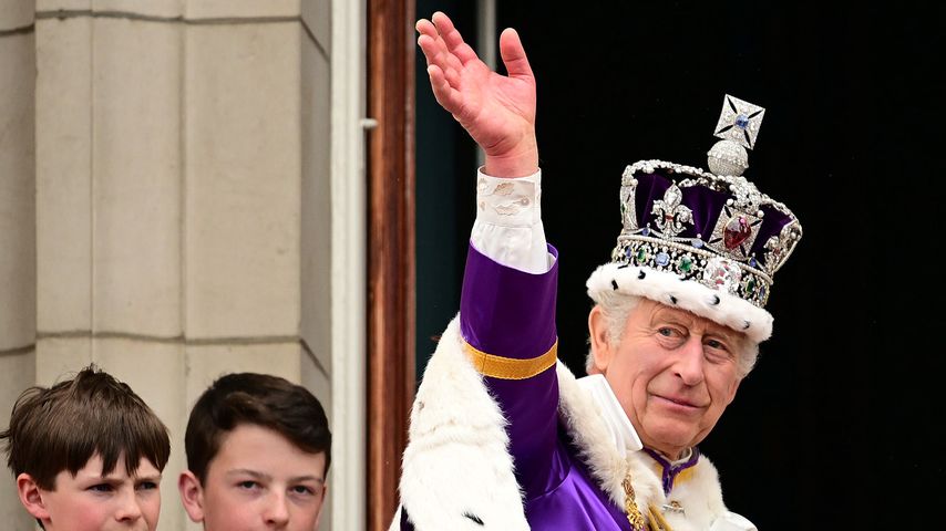König Charles, Krönung