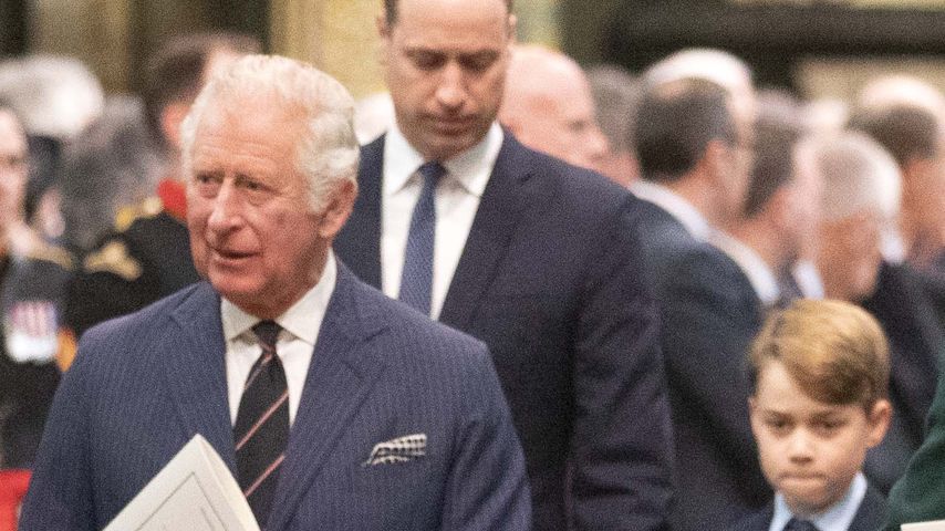 König Charles III. mit Prinz William und Prinz George