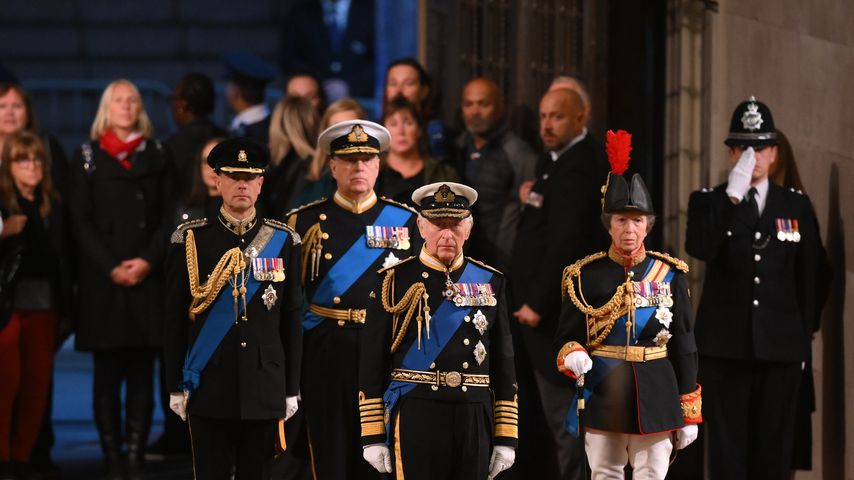 König Charles III., Prinzessin Anne, Prinz Andrew und Prinz Edward bei der Mahnwache für die Queen